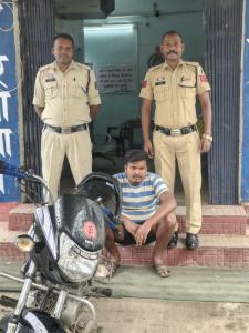 रेल्वे लाइन कीमती सामग्री और बाइक चोरी का आरोपी गिरफ्तार